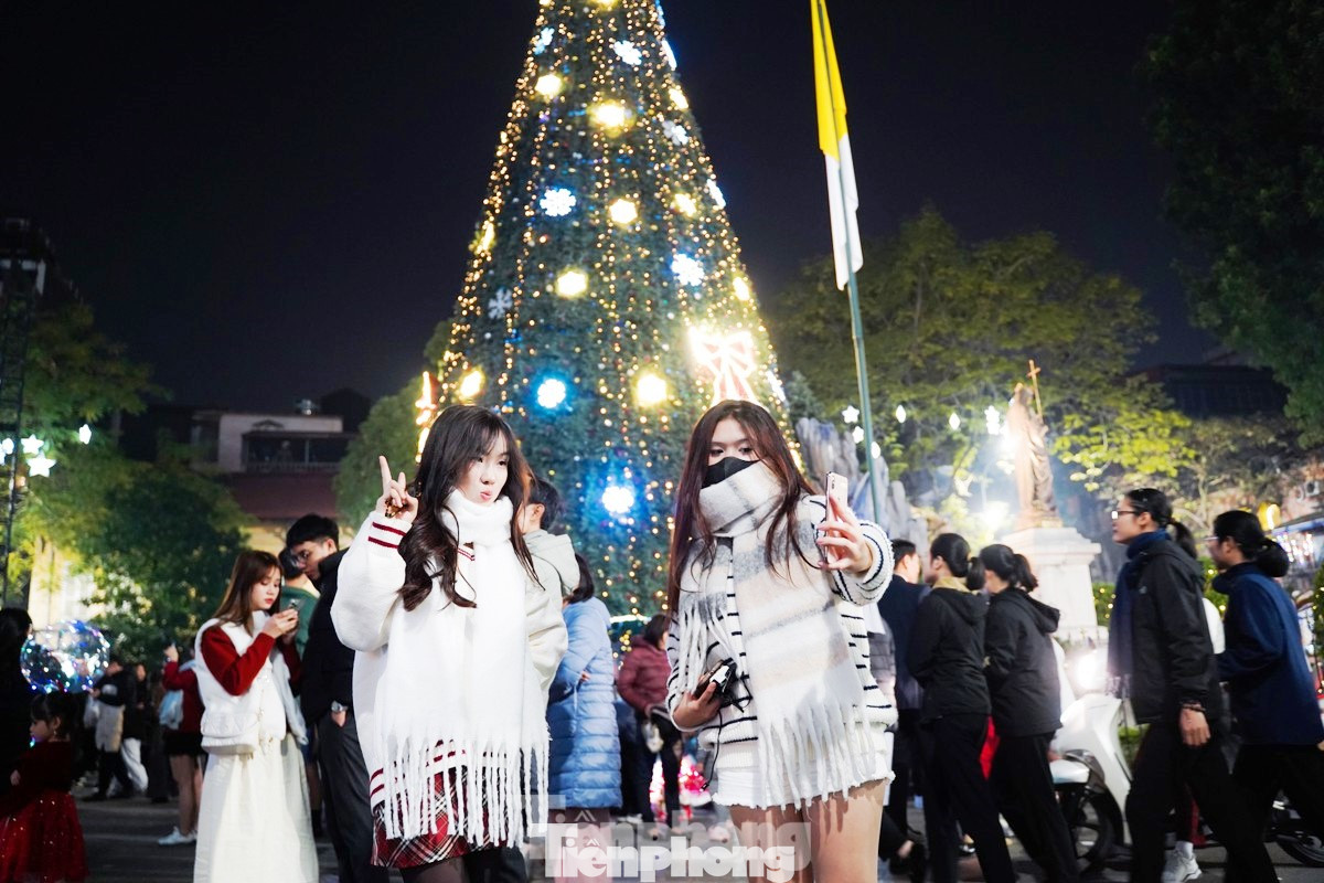 Cấm đường nhiều tuyến phố xung quanh Nhà thờ lớn Hà Nội để phục vụ Lễ Giáng sinh 2024.