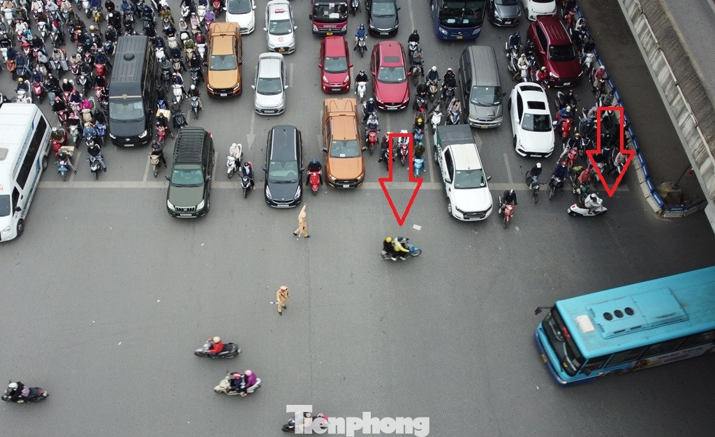 Thậm chí xe máy vượt đèn đỏ, đi ngược chiều (mũi tên đỏ) trước các CSGT đang làm nhiệm vụ tại nút giao Thanh Xuân. Thậm chí xe máy vượt đèn đỏ, đi ngược chiều (mũi tên đỏ) trước các CSGT đang làm nhiệm vụ tại nút giao Thanh Xuân.
