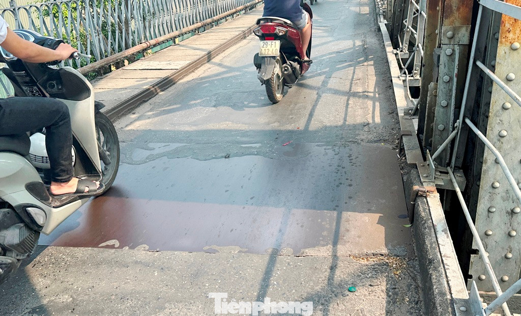 Tại một số vị trí hư hỏng đã được đơn vị quản lý cầu dùng các tấm sắt đặt lên để đảm bảo cho phương tiện đi lại bình thường.