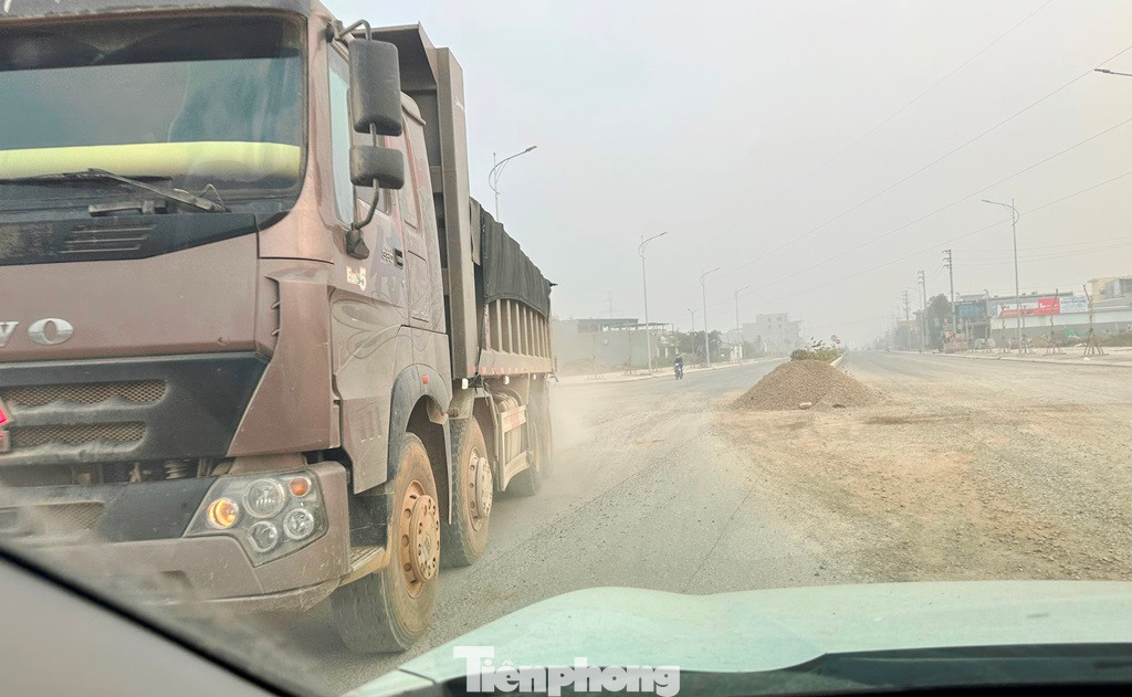 Tương tự QL217 đoạn qua huyện Hà Trung, Vĩnh Lộc cũng đang tràn ngập trong công trường sửa chữa, nâng cấp mặt đường, xe hổ vồ chạy sẵn sàng đấu đầu với xe người dân.