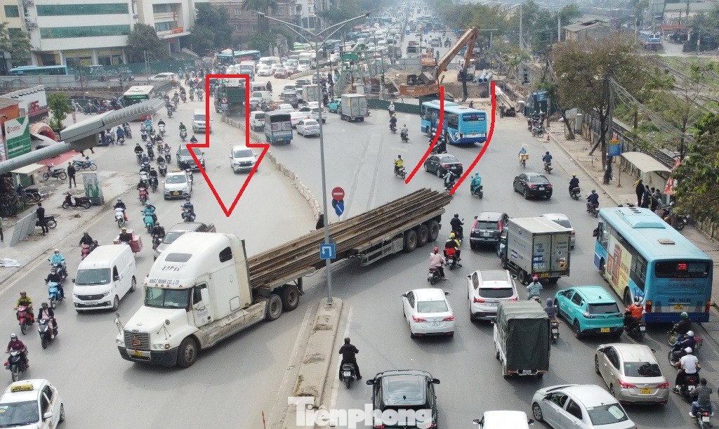 Trước khi đi ngược chiều trên đường Giải Phóng xe từ công trường hầm chui Vành đai 2,5 đi ra.