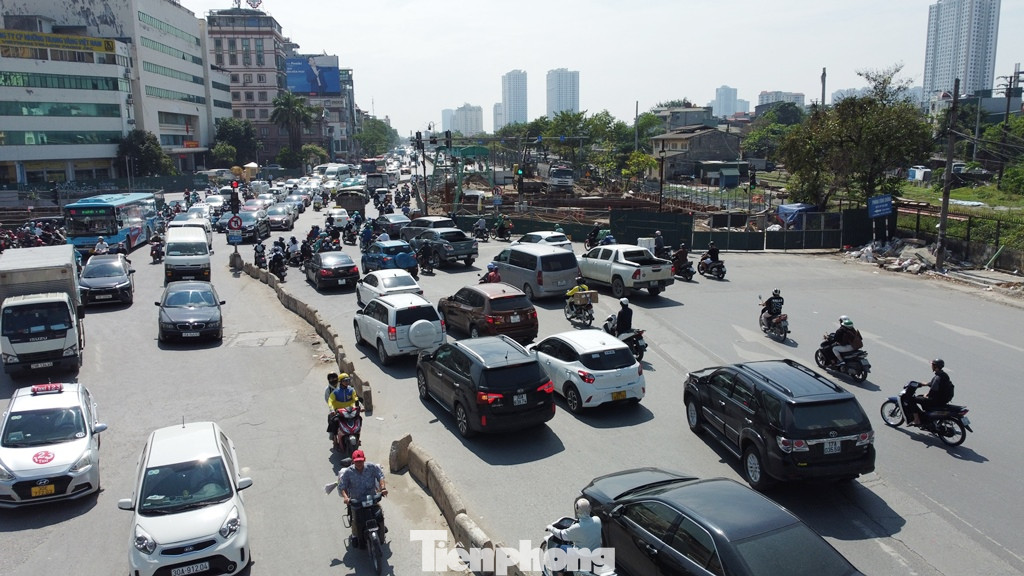 Sau khi đào, thi công một số đốt hầm kín đi ngầm, hiện phạm vi hàng rào đã mở rộng trên đường Giải Phóng, Kim Đồng để thi công các phần hầm hở. Người dân đi lại khó khăn và ùn tắc giao thông thường xảy ra vào giờ cao điểm tại nút giao Giải Phóng - Kim Đồng.