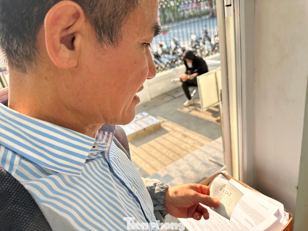 Thời điểm khoảng 15h ngày 19/12, còn 2,5 giờ nữa mới hết thời gian làm việc buổi chiều, nhưng người dân đến địa điểm cấp đổi GPLX ở số 2 Phùng Hưng (Sở GTVT) được hệ thống hẹn sang ngày hôm sau. Thời điểm khoảng 15h ngày 19/12, còn 2,5 giờ nữa mới hết thời gian làm việc buổi chiều, nhưng người dân đến địa điểm cấp đổi GPLX ở số 2 Phùng Hưng (Sở GTVT) được hệ thống hẹn sang ngày hôm sau.