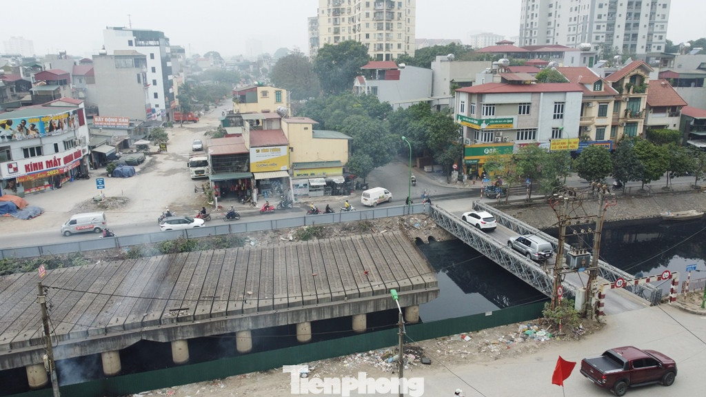 Cầu qua sông Lừ của dự án Vành đai 2,5 đang xây dở dang nhiều năm nay, phương tiện qua đây vẫn phải đi cầu sắt xây dựng tạm. Cầu qua sông Lừ của dự án Vành đai 2,5 đang xây dở dang nhiều năm nay, phương tiện qua đây vẫn phải đi cầu sắt xây dựng tạm.