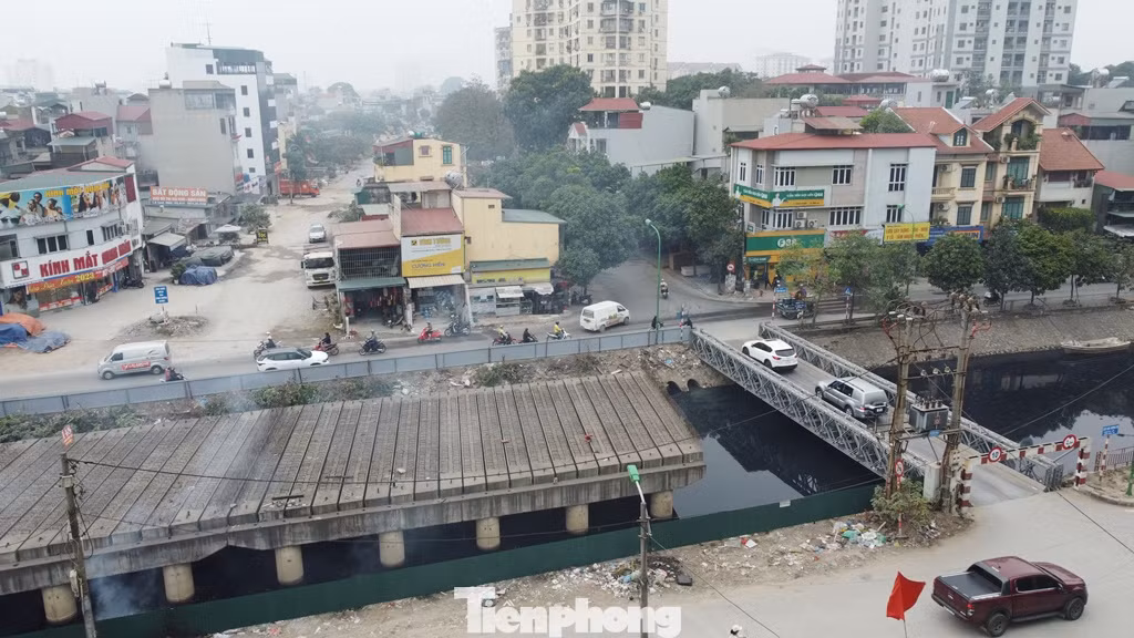 Cầu qua sông Lừ của dự án Vành đai 2,5 đang xây dở dang nhiều năm nay, phương tiện qua đây vẫn phải đi cầu sắt xây dựng tạm.