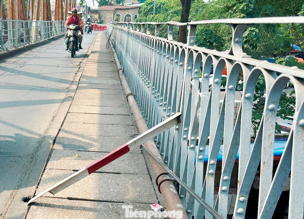 Với bờ lan can sắt thành cầu chiều nội thành – Long Biên nhiều vị trí đang bị ngã ra phía sông, để giữ cho các bờ này không bị ngã đổ, đơn vị quản lý cầu đã dùng các thanh sắt ngắn hàn gia cố với sàn cầu níu giữ.