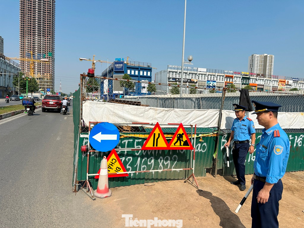 Tại 12 vị trí thi công và dựng rào trên đường Vũ Trọng Khánh, các cán bộ Thanh tra giao thông tại Đội Thanh tra giao thông (TTGT) Hà Đông, Thanh tra Sở GTVT Hà Nội đã chia các tổ để rà soát, kiểm tra từng vị trí hàng rào. Tại 12 vị trí thi công và dựng rào trên đường Vũ Trọng Khánh, các cán bộ Thanh tra giao thông tại Đội Thanh tra giao thông (TTGT) Hà Đông, Thanh tra Sở GTVT Hà Nội đã chia các tổ để rà soát, kiểm tra từng vị trí hàng rào.