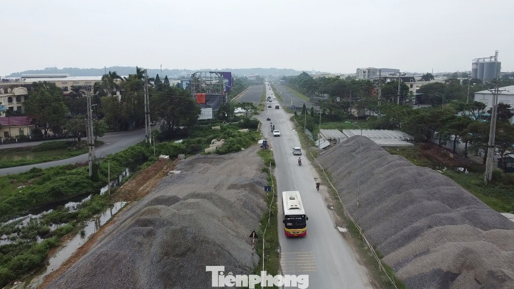 Tuy nhiên, đến nay đã hết nửa thời gian thi công (từ 2022 đến 2025) nhưng tuyến đường vẫn chưa hiện hình hài, công trường thi công thì luôn trong cảnh "nguội lạnh".