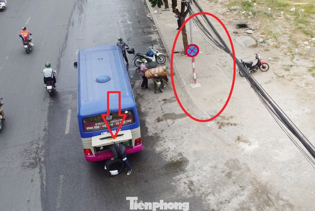 Ngoài phớt lờ quy định vận tải (không đón trả khách trên đường), các biển cấm dừng đỗ (vòng tròn) được liên ngành Công an - GTVT cắm trên các trục đường xung quanh bến xe Mỹ Đình gần như không có tác dụng. Ngoài phớt lờ quy định vận tải (không đón trả khách trên đường), các biển cấm dừng đỗ (vòng tròn) được liên ngành Công an - GTVT cắm trên các trục đường xung quanh bến xe Mỹ Đình gần như không có tác dụng.