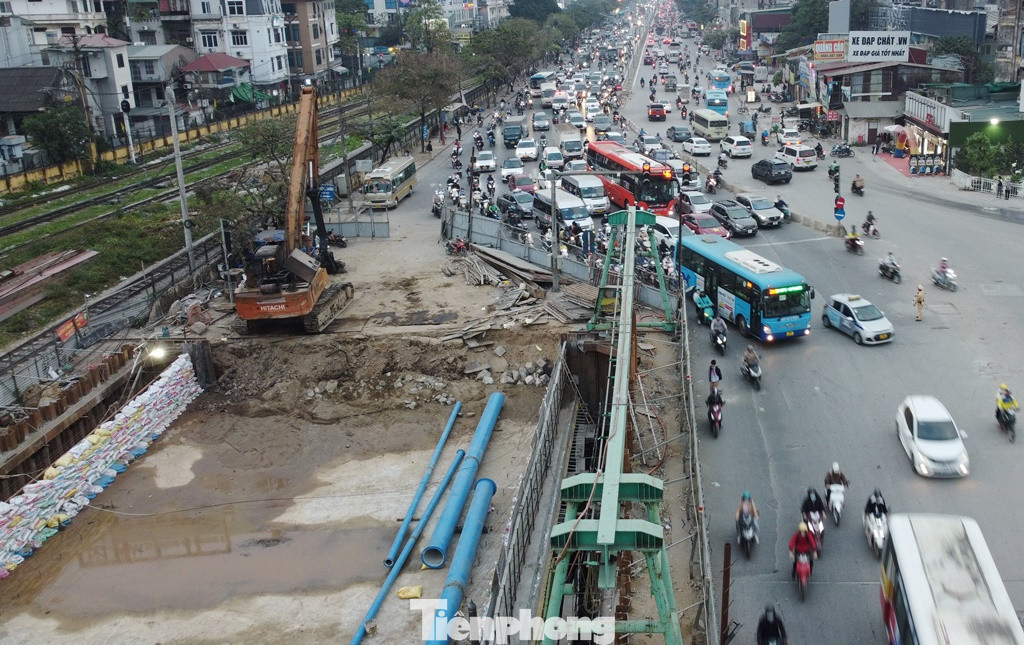 Thông tin về nguyên nhân ùn tắc tại nút giao Giải Phóng - Kim Đồng và đường Giải Phóng hiện nay, lãnh đạo Đội CSGT số 14, Phòng CSGT Hà Nội cho biết, là do nút giao đang có hàng rào thi công hầm chui Vành đai 2,5 chiếm hơn một nửa, nhưng ngày vừa qua lại mở rộng để thi công hệ thống đường ống dẫn nước, dẫn đến lòng đường bị thu hẹp thêm, gây ùn tắc. Thông tin về nguyên nhân ùn tắc tại nút giao Giải Phóng - Kim Đồng và đường Giải Phóng hiện nay, lãnh đạo Đội CSGT số 14, Phòng CSGT Hà Nội cho biết, là do nút giao đang có hàng rào thi công hầm chui Vành đai 2,5 chiếm hơn một nửa, nhưng ngày vừa qua lại mở rộng để thi công hệ thống đường ống dẫn nước, dẫn đến lòng đường bị thu hẹp thêm, gây ùn tắc.