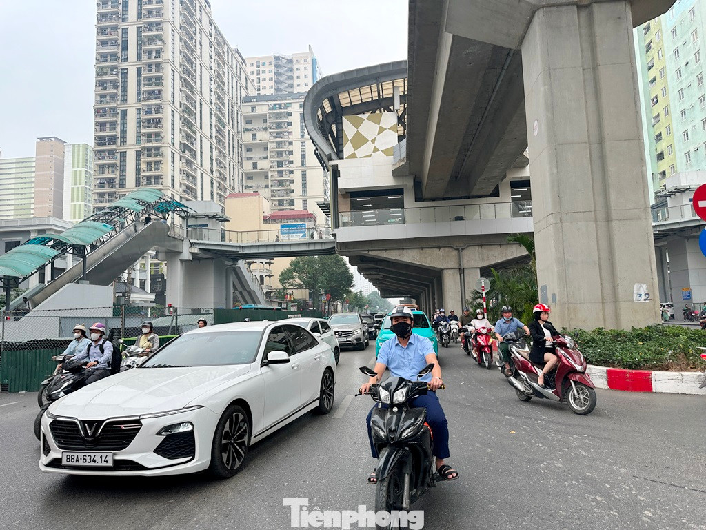 Với các hàng rào vừa dựng trên đường Trần Phú, đoạn từ ngã ba giao với Vũ Trọng Khánh đến số nhà 148 (dài khoảng 500 mét) vị trí hàng rào chiếm gần 3 làn xe trong tổng số 5 làn xe/chiều đường hiện có. Ảnh: Giao thông ùn tắc sáng 18/11. Với các hàng rào vừa dựng trên đường Trần Phú, đoạn từ ngã ba giao với Vũ Trọng Khánh đến số nhà 148 (dài khoảng 500 mét) vị trí hàng rào chiếm gần 3 làn xe trong tổng số 5 làn xe/chiều đường hiện có. Ảnh: Giao thông ùn tắc sáng 18/11.