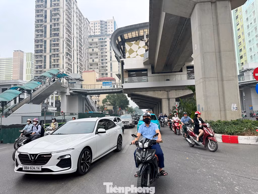 Với các hàng rào vừa dựng trên đường Trần Phú, đoạn từ ngã ba giao với Vũ Trọng Khánh đến số nhà 148 (dài khoảng 500 mét) vị trí hàng rào chiếm gần 3 làn xe trong tổng số 5 làn xe/chiều đường hiện có. Ảnh: Giao thông ùn tắc sáng 18/11.