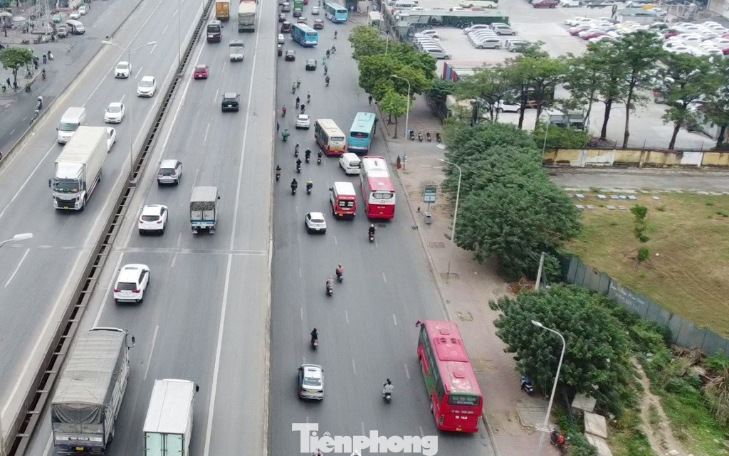 Trục giao thông Phạm Hùng - Phạm Văn Đồng và các tuyến đường xung quanh bến xe Mỹ Đình như Nguyễn Hoàng, Trần Bình, Mỹ Đình (Nam Từ Liêm); Duy Tân, Tôn Thất Thuyết, Thành Thái, Dương Đình Nghệ... (Cầu Giấy) dường như đang trở thành "thủ phủ" của xe khách bắt khách dọc đường và xe hợp đồng hoạt động trá hình. Trục giao thông Phạm Hùng - Phạm Văn Đồng và các tuyến đường xung quanh bến xe Mỹ Đình như Nguyễn Hoàng, Trần Bình, Mỹ Đình (Nam Từ Liêm); Duy Tân, Tôn Thất Thuyết, Thành Thái, Dương Đình Nghệ... (Cầu Giấy) dường như đang trở thành "thủ phủ" của xe khách bắt khách dọc đường và xe hợp đồng hoạt động trá hình.