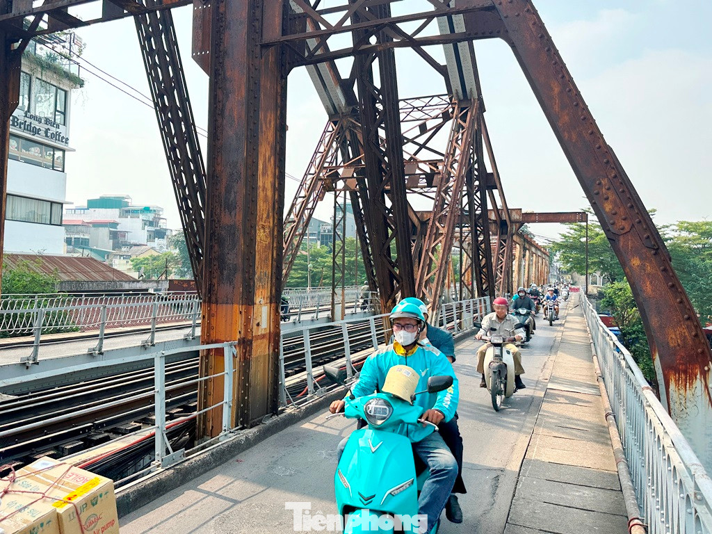 Mặc dù trong vài năm gần đây cầu Long Biên đã được đầu tư hàng trăm tỷ đồng để sửa chữa, tuy nhiên, cầu vẫn xuống cấp nghiêm trọng.