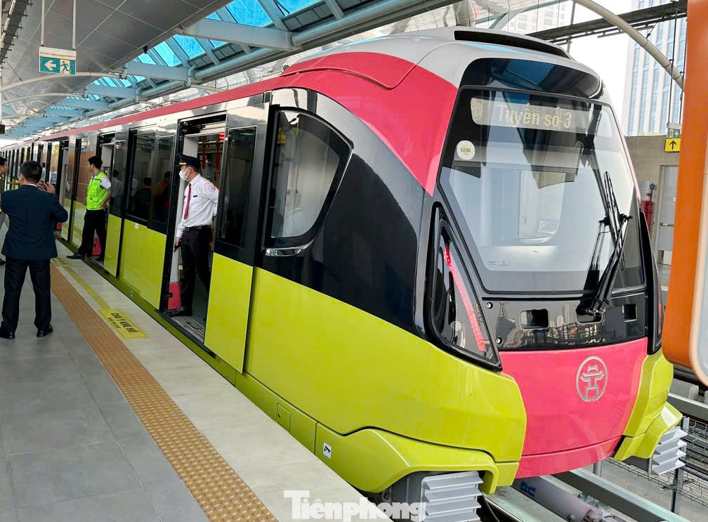 Tàu metro Nhổn - ga Hà Nội trong ngày được tổ chức lễ hoàn thành. Ảnh: T.Đảng Tàu metro Nhổn - ga Hà Nội trong ngày được tổ chức lễ hoàn thành. Ảnh: T.Đảng