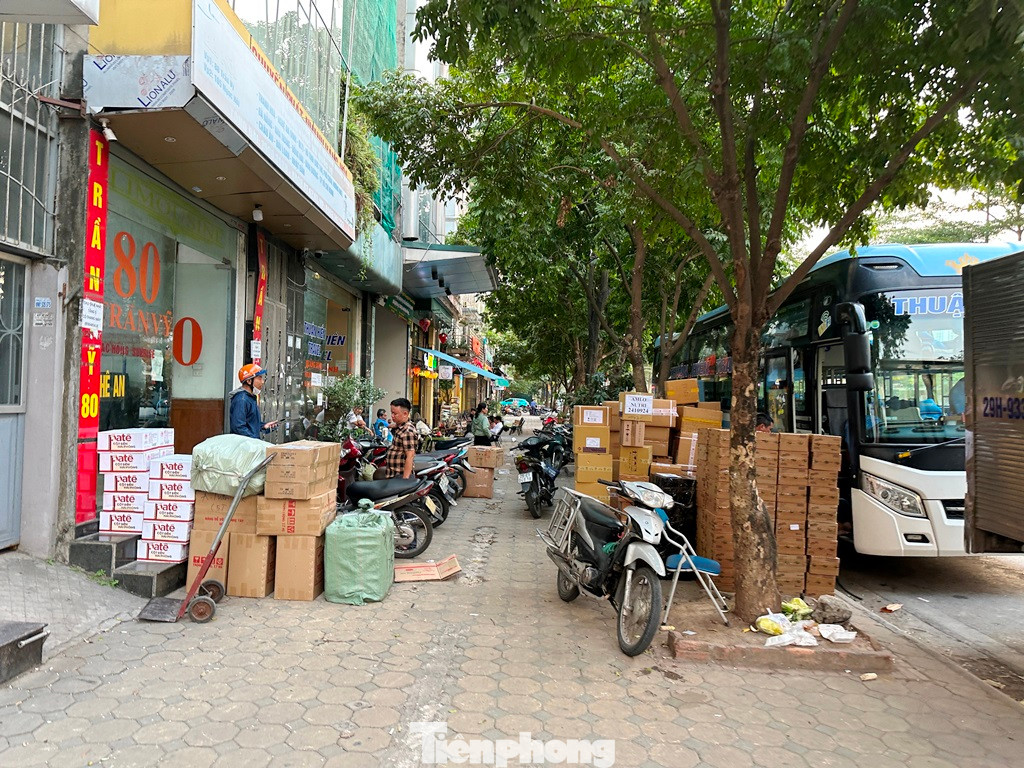 Ngoài chức năng là các văn phòng đại diện đơn vị vận tải trên phố Trần Vỹ, nơi này hiện trở thành địa điểm đón trả khách và tập kết hàng hóa... Ngoài chức năng là các văn phòng đại diện đơn vị vận tải trên phố Trần Vỹ, nơi này hiện trở thành địa điểm đón trả khách và tập kết hàng hóa...