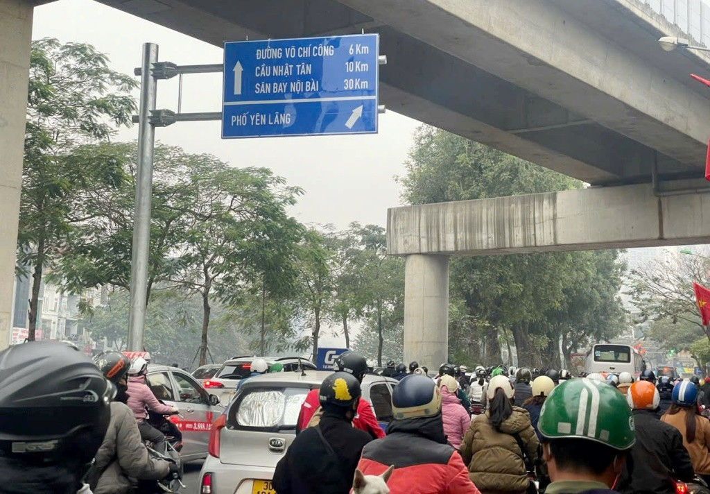 Từ sáng 30/12, phương tiện từ đường Láng đi Yên Lãng có biển thông báo rẽ phải vào đường mới để lưu thông, tránh ùn tắc kéo dài.