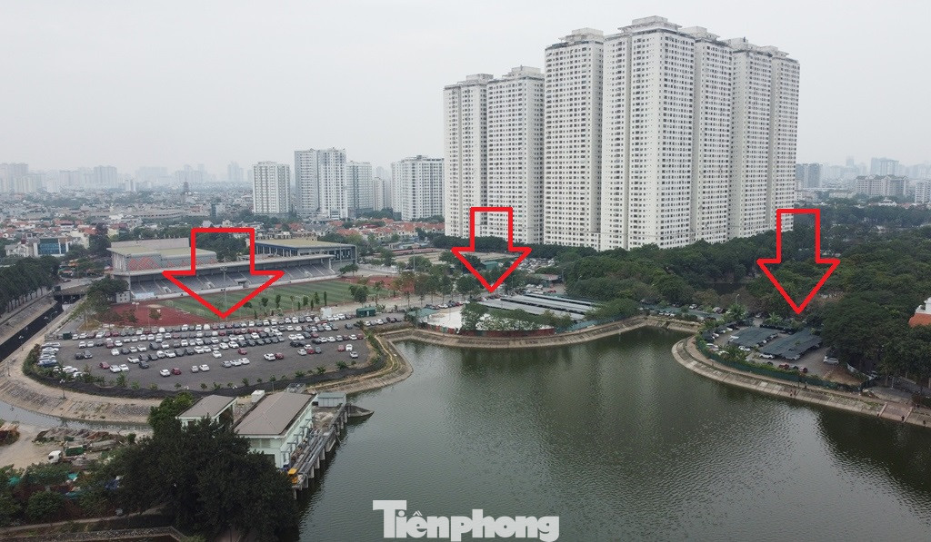 Quanh bãi xe cạnh các tòa nhà HH vừa giải tỏa hiện đang mọc lên 3 bãi đỗ xe "khủng" nhưng người dân vào gửi đều không chứng từ theo quy định, không niêm yết giá, không có biển giấy phép trông giữ xe. Quanh bãi xe cạnh các tòa nhà HH vừa giải tỏa hiện đang mọc lên 3 bãi đỗ xe "khủng" nhưng người dân vào gửi đều không chứng từ theo quy định, không niêm yết giá, không có biển giấy phép trông giữ xe.