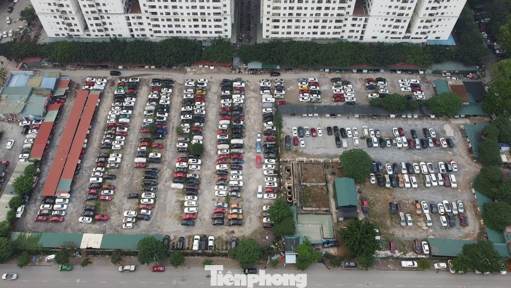Theo liên ngành Thanh tra giao thông - Công an quận Hoàng Mai, qua các kiểm tra và ghi nhận hiện trường, các bãi trông xe tại đây chứa gần 1.000 xe (lớn nhất KĐT Linh Đàm) của người dân - chủ yếu ở các tòa chung cư HH đưa xe vào gửi. Theo liên ngành Thanh tra giao thông - Công an quận Hoàng Mai, qua các kiểm tra và ghi nhận hiện trường, các bãi trông xe tại đây chứa gần 1.000 xe (lớn nhất KĐT Linh Đàm) của người dân - chủ yếu ở các tòa chung cư HH đưa xe vào gửi.