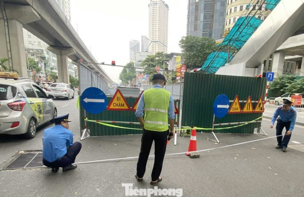 Cùng với đó, TTGT Sở GTVT Hà Nội cũng tiến hành đo, kiểm tra các vị trí hàng rào vừa dựng trên đường Trần Phú. Cùng với đó, TTGT Sở GTVT Hà Nội cũng tiến hành đo, kiểm tra các vị trí hàng rào vừa dựng trên đường Trần Phú.