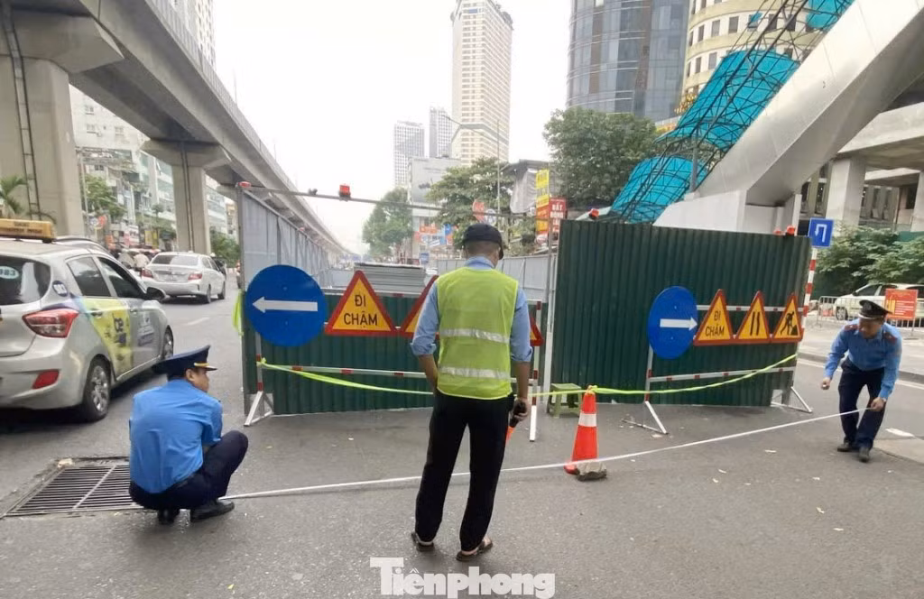 Cùng với đó, TTGT Sở GTVT Hà Nội cũng tiến hành đo, kiểm tra các vị trí hàng rào vừa dựng trên đường Trần Phú. Cùng với đó, TTGT Sở GTVT Hà Nội cũng tiến hành đo, kiểm tra các vị trí hàng rào vừa dựng trên đường Trần Phú.