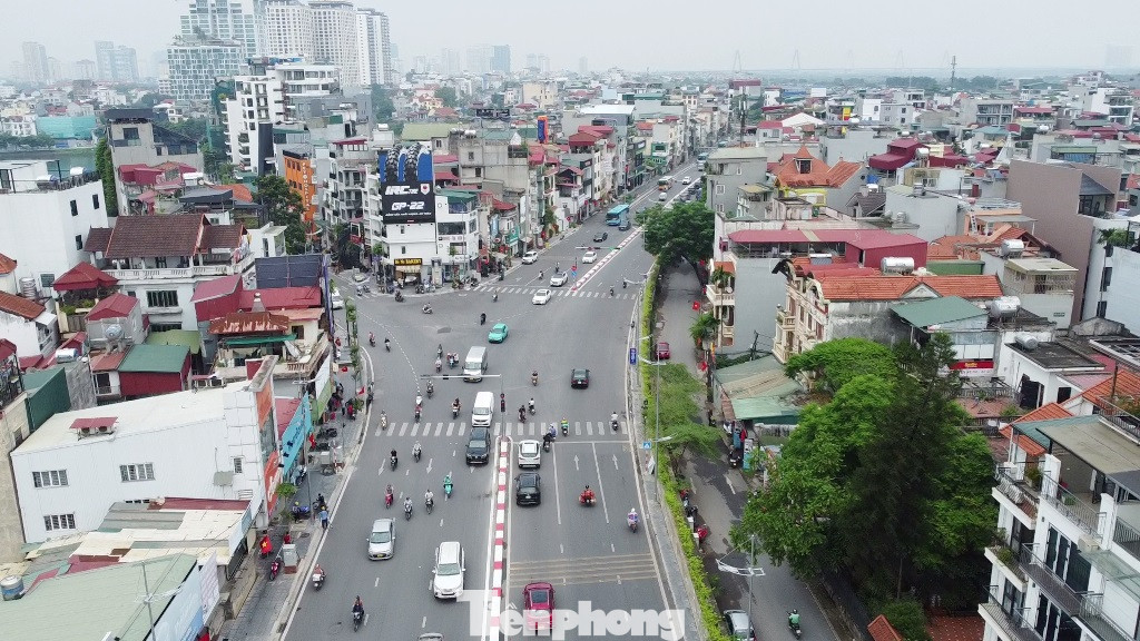 Hơn 5 năm qua, do có công trường thi công nên giao thông trên đường Âu Cơ phương tiện chỉ đi 1 chiều, ùn ứ liên tục, nhưng từ cuối tháng 9 vừa qua dự án đã hoàn thành thi công, Sở GTVT Hà Nội đã có phương án tổ chức giao thông cho tất cả xe lưu thông cả hai chiều đường.