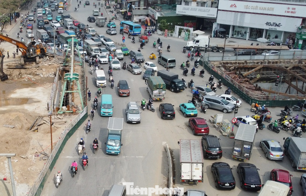 Trong giờ cao điểm chiều qua và sáng nay, ngoài CSGT, còn có Thanh tra giao thông, Công an trật tự được huy động để điều tiết, hướng dẫn xe qua lại, tuy nhiên do lưu lượng phương tiện đông, tình trạng ùn ứ kéo dài vẫn diễn ra. Trong giờ cao điểm chiều qua và sáng nay, ngoài CSGT, còn có Thanh tra giao thông, Công an trật tự được huy động để điều tiết, hướng dẫn xe qua lại, tuy nhiên do lưu lượng phương tiện đông, tình trạng ùn ứ kéo dài vẫn diễn ra.