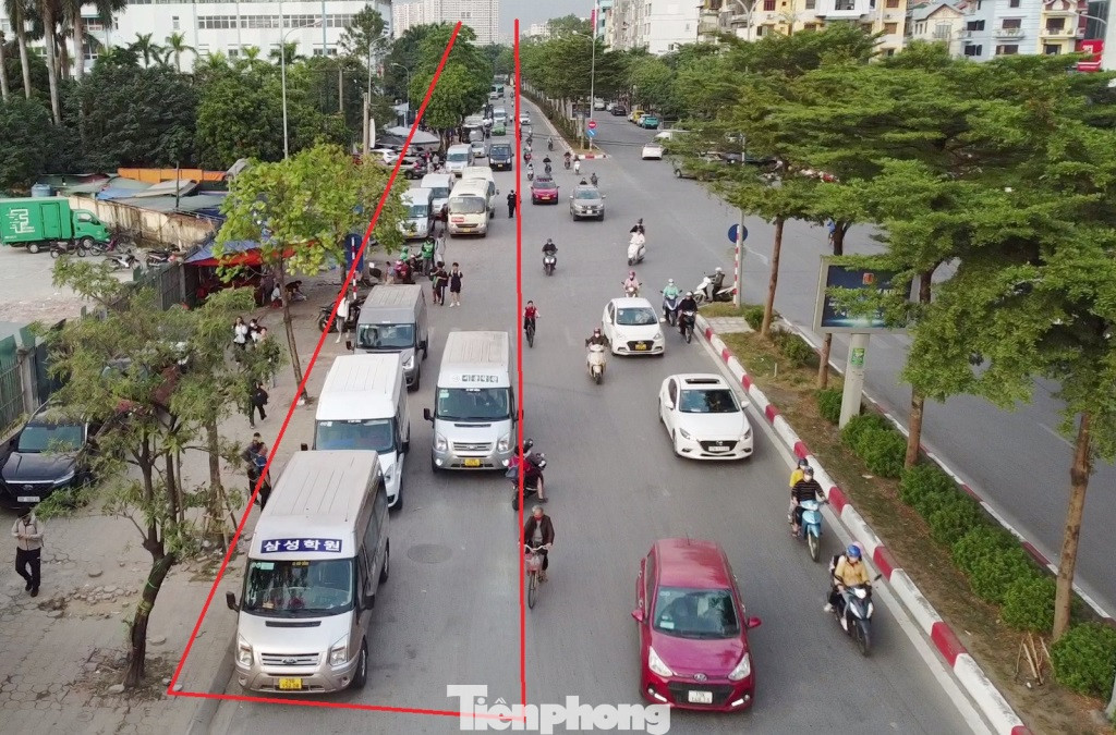 Phố Trần Vỹ (bắt đầu từ đường Hồ Tùng Mậu đến phố Nguyễn Khả Trạc) vừa được ngân sách thành phố chi cả nghìn tỷ đồng để mở rộng, chỉnh trang, tuy nhiên, lòng đường đang bị xe khách biến thành bến xe di dộng (khung đỏ). Phố Trần Vỹ (bắt đầu từ đường Hồ Tùng Mậu đến phố Nguyễn Khả Trạc) vừa được ngân sách thành phố chi cả nghìn tỷ đồng để mở rộng, chỉnh trang, tuy nhiên, lòng đường đang bị xe khách biến thành bến xe di dộng (khung đỏ).