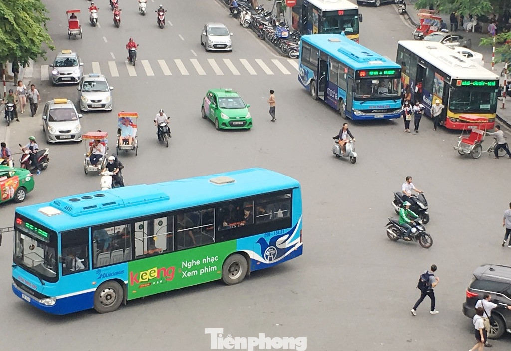 Xe buýt hoạt động trên đường Hà Nội.