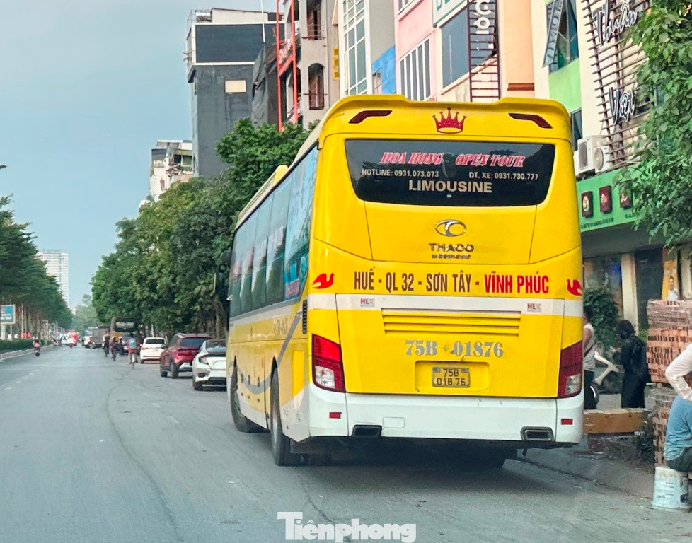 Ngay đầu phố, xe khách loại giường nằm của nhà xe Hoa Hồng dừng đỗ đón khách tại khu vực số 32 Trần Vỹ. Ngay đầu phố, xe khách loại giường nằm của nhà xe Hoa Hồng dừng đỗ đón khách tại khu vực số 32 Trần Vỹ.