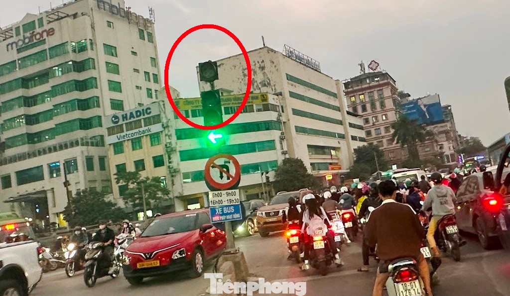 Cụ thể, tại chiều Giải Phóng rẽ trái vào phố Kim Đồng (hướng nội thành ra), trong 4 pha đèn điều tiết giao thông tại đây thì hiện nay chỉ có pha đèn mũi tên xanh là hoạt động, 3 pha đèn quan trọng nhất (xanh, đỏ, vàng - vòng tròn đỏ) thì bị tê liệt. Cụ thể, tại chiều Giải Phóng rẽ trái vào phố Kim Đồng (hướng nội thành ra), trong 4 pha đèn điều tiết giao thông tại đây thì hiện nay chỉ có pha đèn mũi tên xanh là hoạt động, 3 pha đèn quan trọng nhất (xanh, đỏ, vàng - vòng tròn đỏ) thì bị tê liệt.