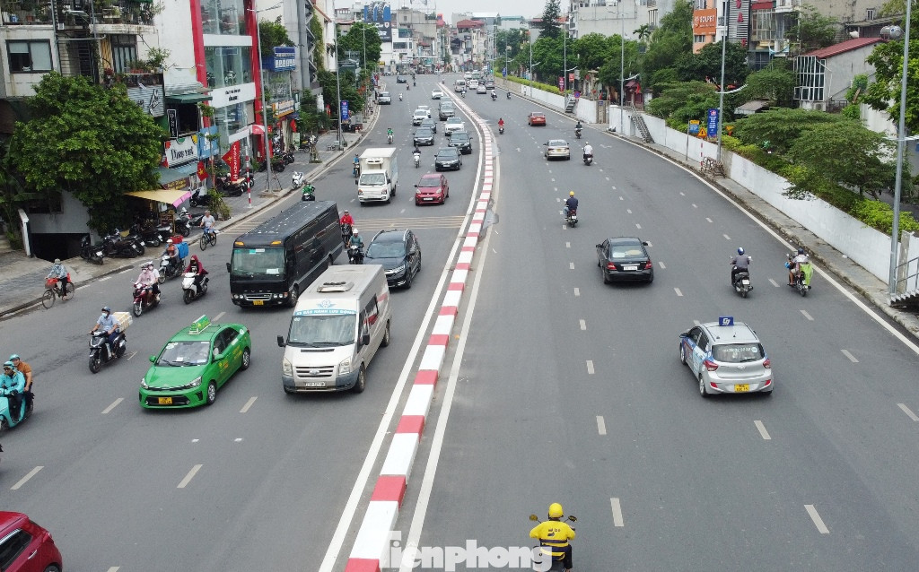 Trước việc mặt đường nhỏ bé, chỉ 2 làn xe, ùn tắc thường xuyên, năm 2018 UBND thành phố Hà Nội đã cho thực hiện dự án hạ đê Âu Cơ để mở rộng lòng đường.