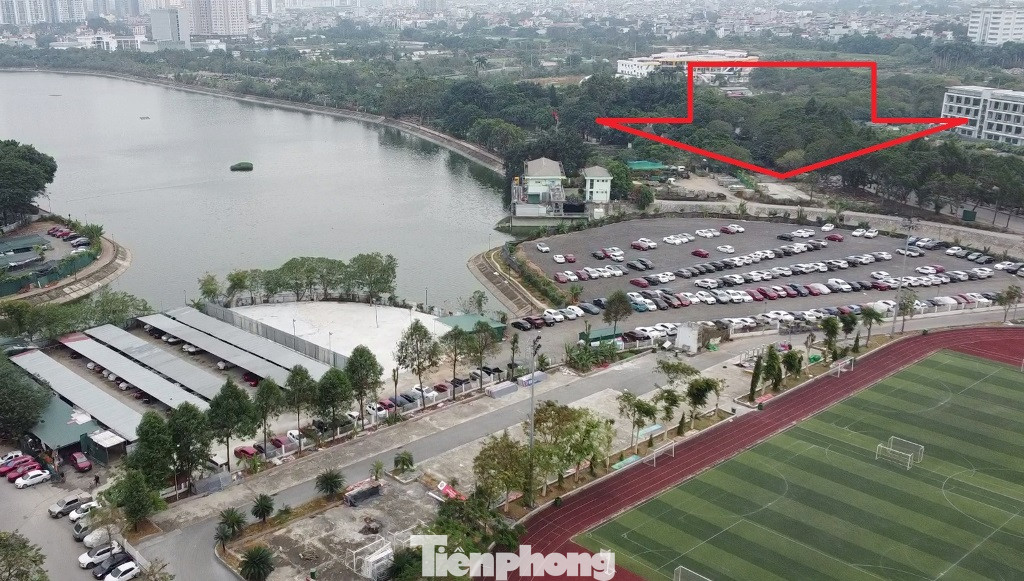 Với chủ quản lý bãi xe tại khu đất CT8 (mũi tên đỏ) và bãi xe đối diện đã không chấp hành yêu cầu có mặt của tổ công tác liên ngành, không ra làm việc. Đại diện tổ công tác cho biết, sẽ tiếp tục xử lý vi phạm của bãi xe này trong những ngày tiếp theo. Với chủ quản lý bãi xe tại khu đất CT8 (mũi tên đỏ) và bãi xe đối diện đã không chấp hành yêu cầu có mặt của tổ công tác liên ngành, không ra làm việc. Đại diện tổ công tác cho biết, sẽ tiếp tục xử lý vi phạm của bãi xe này trong những ngày tiếp theo.