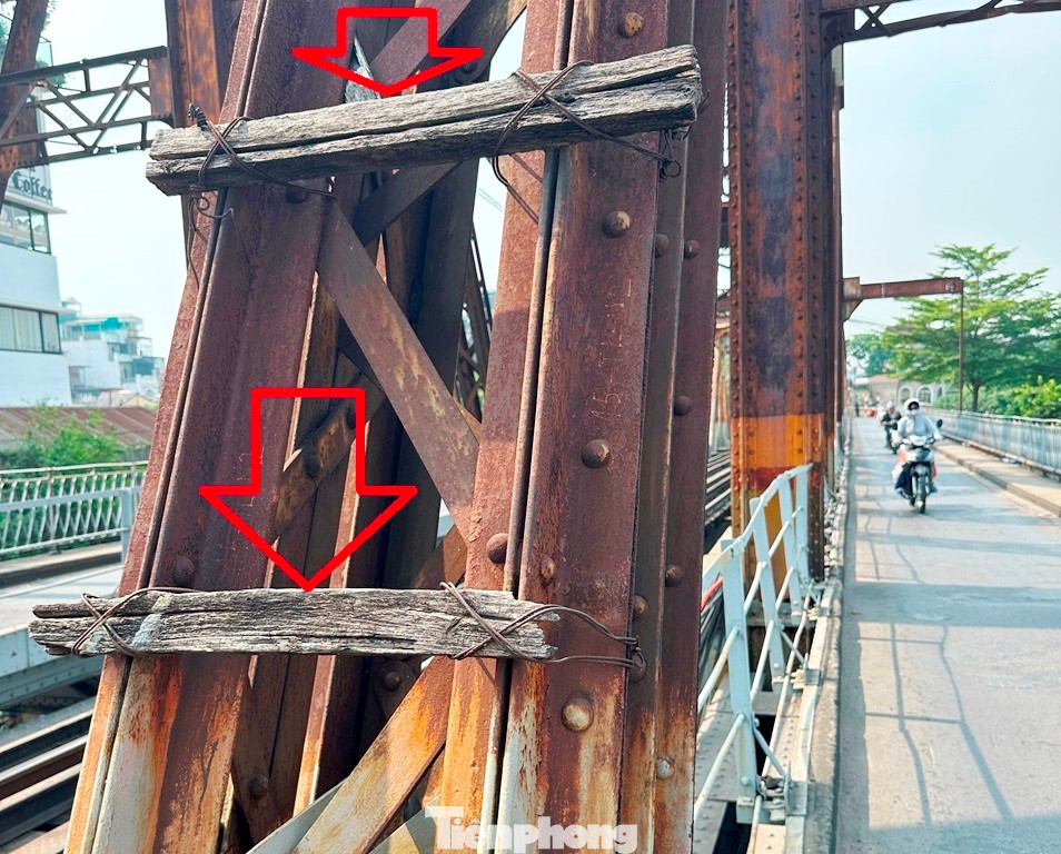Tại giàn thép được đánh số 10-TL-N2 chiều nội thành Hà Nội sang Long Biên, giữa hai cột đỡ các thanh giằng còn phải dùng các thanh gỗ để buộc chặt các cột đỡ này với nhau.