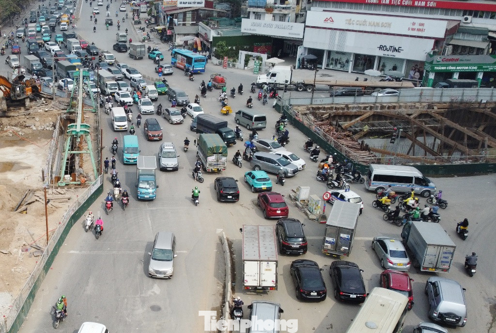 Dự án thi công hầm chui Vành đai 2,5 qua nút giao Giải Phóng - Kim Đồng đã thi công hơn 2 năm nay, dự án có tiến độ hoàn thành năm 2025. Để thi công dự án, chủ đầu tư là Ban QLDA đầu tư xây dựng công trình giao thông thành phố Hà Nội (Ban Giao thông) và các nhà thầu đang thực hiện rào hơn nửa lòng đường tại nút giao Giải Phóng, việc này gây khó khăn cho giao thông đi lại tại thời điểm thi công. Đại diện chủ đầu tư cho biết, đang chỉ đạo nhà thầu sớm hoàn thành các đốt hầm chính để hoàn trả một phần mặt bằng nút giao Giải Phóng - Kim Đồng trước Tết Nguyên đán.