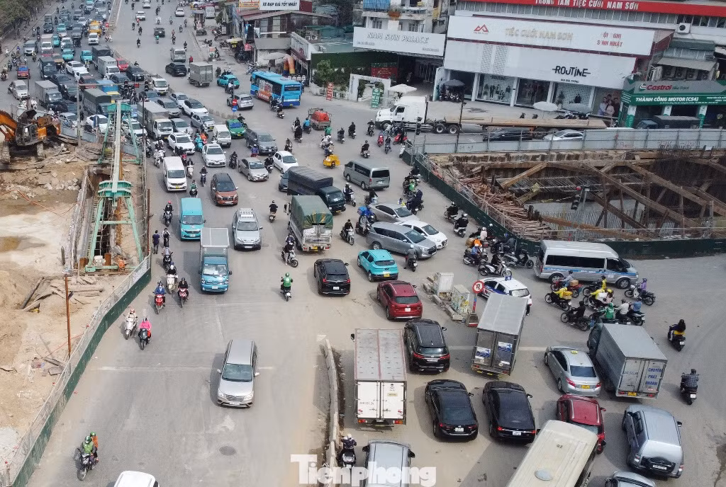 Dự án thi công hầm chui Vành đai 2,5 qua nút giao Giải Phóng - Kim Đồng đã thi công hơn 2 năm nay, dự án có tiến độ hoàn thành năm 2025. Để thi công dự án, chủ đầu tư là Ban QLDA đầu tư xây dựng công trình giao thông thành phố Hà Nội (Ban Giao thông) và các nhà thầu đang thực hiện rào hơn nửa lòng đường tại nút giao Giải Phóng, việc này gây khó khăn cho giao thông đi lại tại thời điểm thi công. Đại diện chủ đầu tư cho biết, đang chỉ đạo nhà thầu sớm hoàn thành các đốt hầm chính để hoàn trả một phần mặt bằng nút giao Giải Phóng - Kim Đồng trước Tết Nguyên đán.