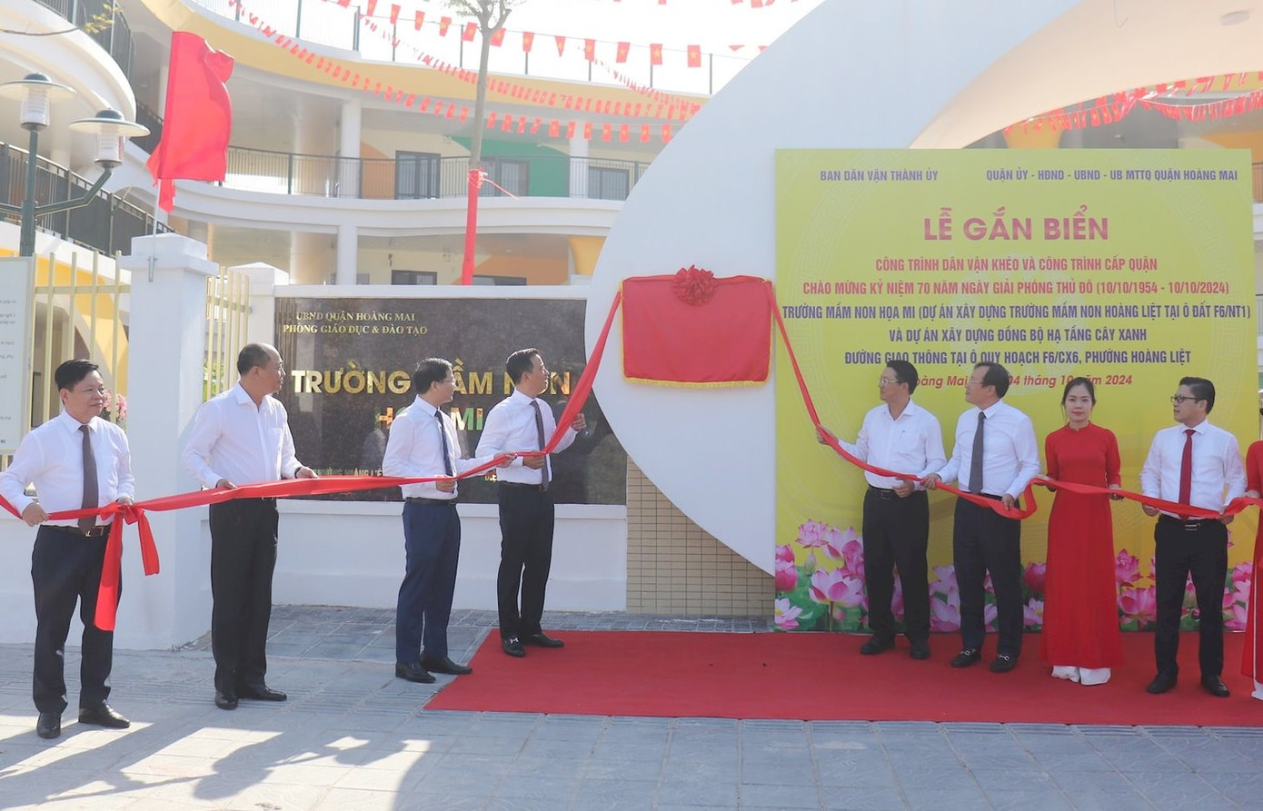 Đại diện thành phố Hà Nội và lãnh đạo quận Hoàng Mai thực hiện nghi thức gắn biển công trình tại trường mầm non Họa Mi. Đại diện thành phố Hà Nội và lãnh đạo quận Hoàng Mai thực hiện nghi thức gắn biển công trình tại trường mầm non Họa Mi.