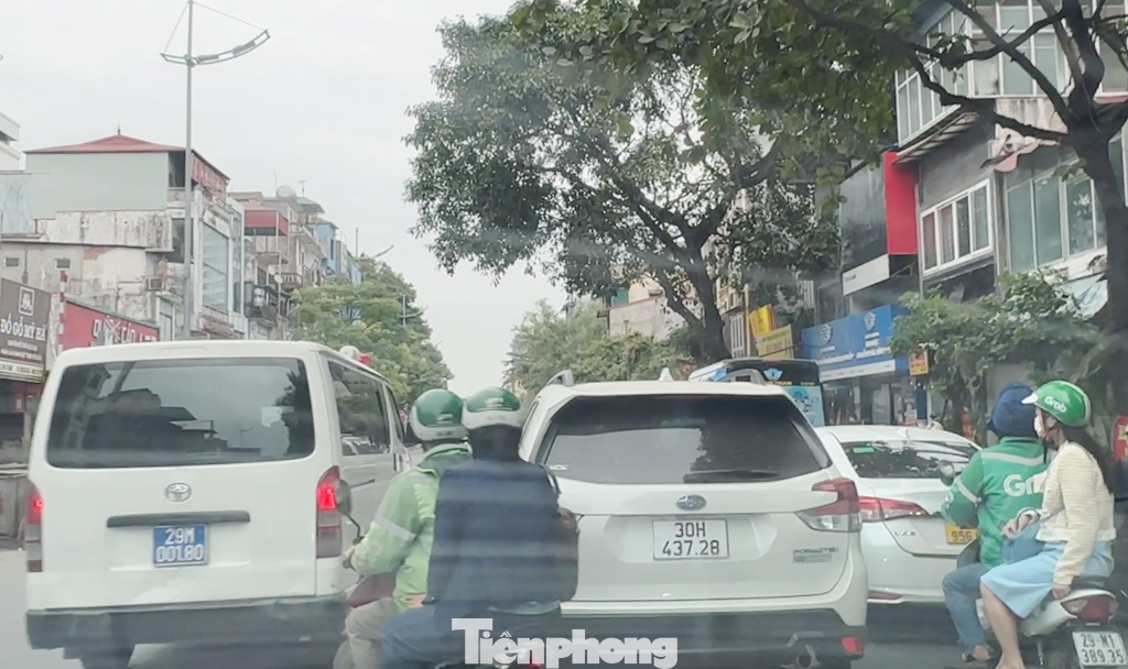 Để thoát khỏi ùn tắc, xe cấp cứu và nhiều ô tô, xe máy khác đã phải lấn sang làn đường đối diện để lưu thông.