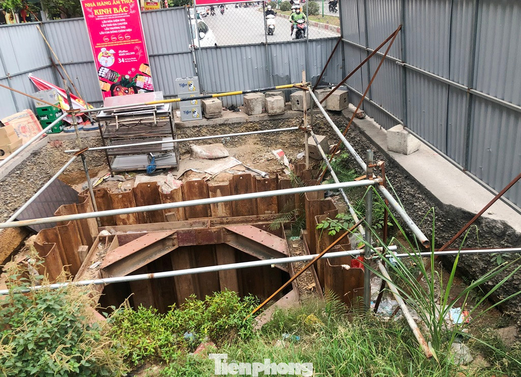 Lập hàng rào để thi công trên đường nhưng lô cốt thi công tại phố Vũ Trọng Khánh để cỏ mọc thời gian qua.