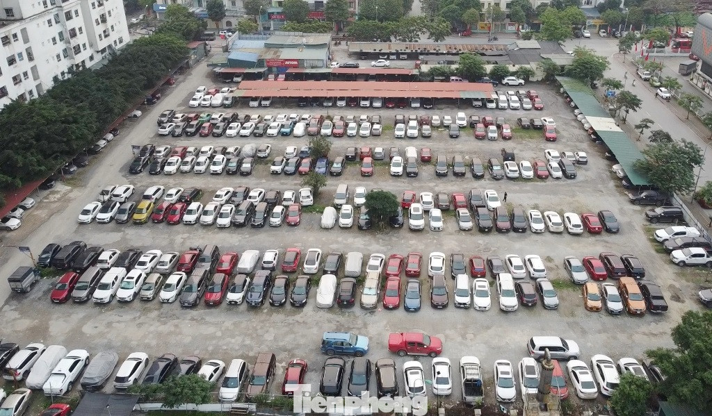 Với diện tích hơn 10.000 mét vuông và được quy hoạch để xây trường học nhưng nhiều năm nay khu đất TH3 và TN3 (cạnh chung cư HH Linh Đàm) bị sử dụng làm bãi trông giữ ô tô không phép. Với diện tích hơn 10.000 mét vuông và được quy hoạch để xây trường học nhưng nhiều năm nay khu đất TH3 và TN3 (cạnh chung cư HH Linh Đàm) bị sử dụng làm bãi trông giữ ô tô không phép.