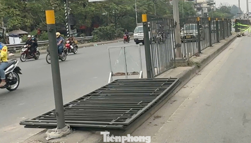 Hàng rào sắt được dựng kéo dài (trừ ngã ba, ngã tư) với chiều dài toàn bộ tuyến đường này khoảng 4,5 km (bắt đầu từ bến xe Nước Ngầm đến ĐH Bách Khoa), tuy nhiên những ngày qua đang bị nhổ, hạ, mang đi đâu người dân không được biết.