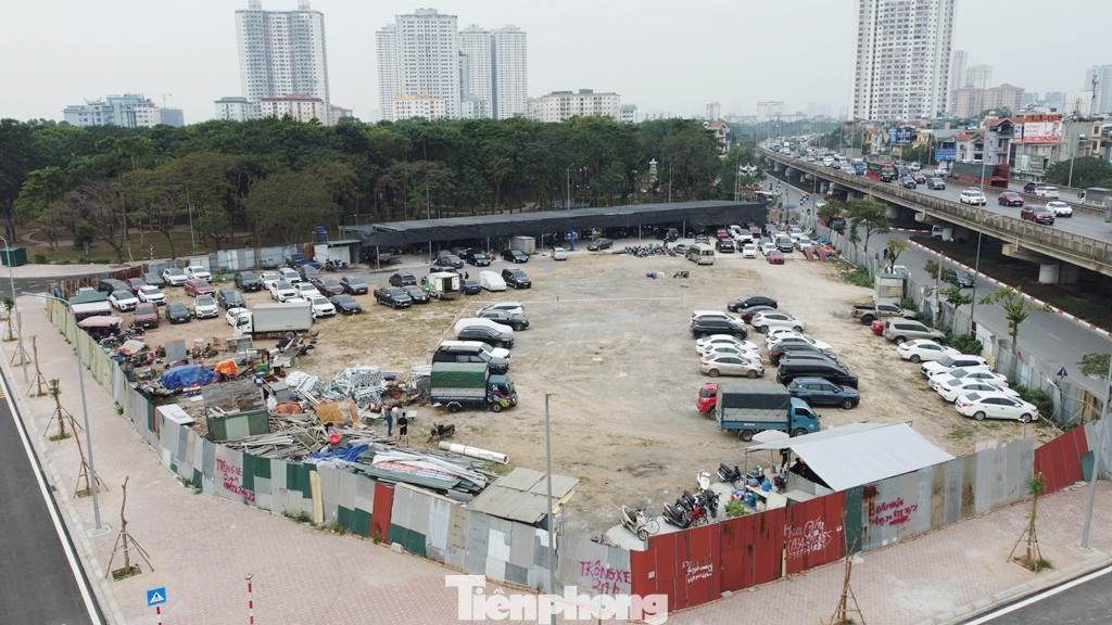 Để đảm bảo nhu cầu đỗ xe của người dân tại KĐT Linh Đàm, từ hơn 10 năm nay, UBND thành phố Hà Nội đã có quy hoạch hơn 10 bãi xe thấp tầng và cao tầng bố trí xung quanh các tòa nhà chung cư trên địa bàn.Tuy nhiên đến nay, theo UBND phường Hoàng Liệt mới chỉ có 3 bãi xe mặt đất (quây rào, căng dây) để trông xe cho người dân được thực hiện. Gồm các bãi xe: Bắc Linh Đàm, số 8 phố Trần Thủ Độ và bãi xe tại khu đất ĐX3 trên phố Bằng Liệt. Để đảm bảo nhu cầu đỗ xe của người dân tại KĐT Linh Đàm, từ hơn 10 năm nay, UBND thành phố Hà Nội đã có quy hoạch hơn 10 bãi xe thấp tầng và cao tầng bố trí xung quanh các tòa nhà chung cư trên địa bàn.Tuy nhiên đến nay, theo UBND phường Hoàng Liệt mới chỉ có 3 bãi xe mặt đất (quây rào, căng dây) để trông xe cho người dân được thực hiện. Gồm các bãi xe: Bắc Linh Đàm, số 8 phố Trần Thủ Độ và bãi xe tại khu đất ĐX3 trên phố Bằng Liệt.