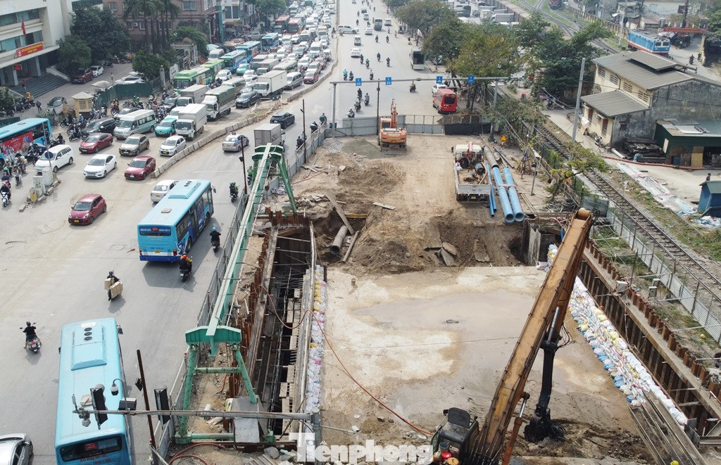 Nguyên nhân ùn tắc ban đầu được xác định, là do công trình thi công hầm chui Vành đai 2,5 điều chỉnh mở rộng hàng rào.