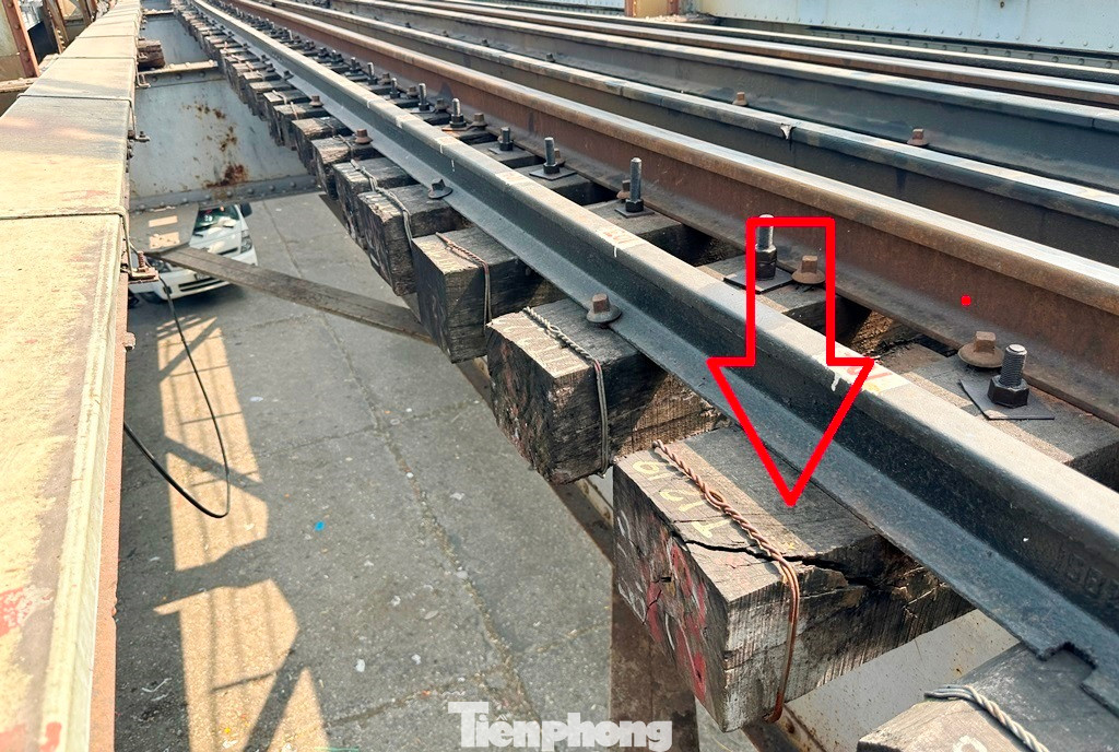 Với các thanh gỗ tà vẹt làm gối đường ray để tàu chạy hàng ngày, nhiều thanh đã bị nứt mộc, một số thanh nứt rộng đã được công nhân ngành đường sắt dùng dây thép buộc lại để hạn chế việc nứt thêm.