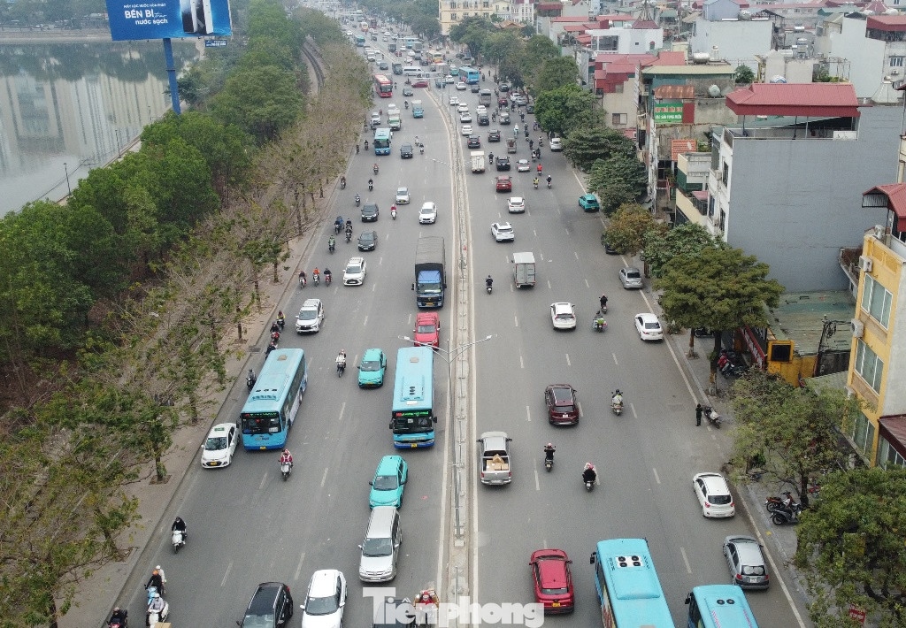 Diện mạo mới của đường Giải Phóng sau khi cải tạo hạ tầng và lắp đặt lại hệ thống biển báo tổ chức giao thông.