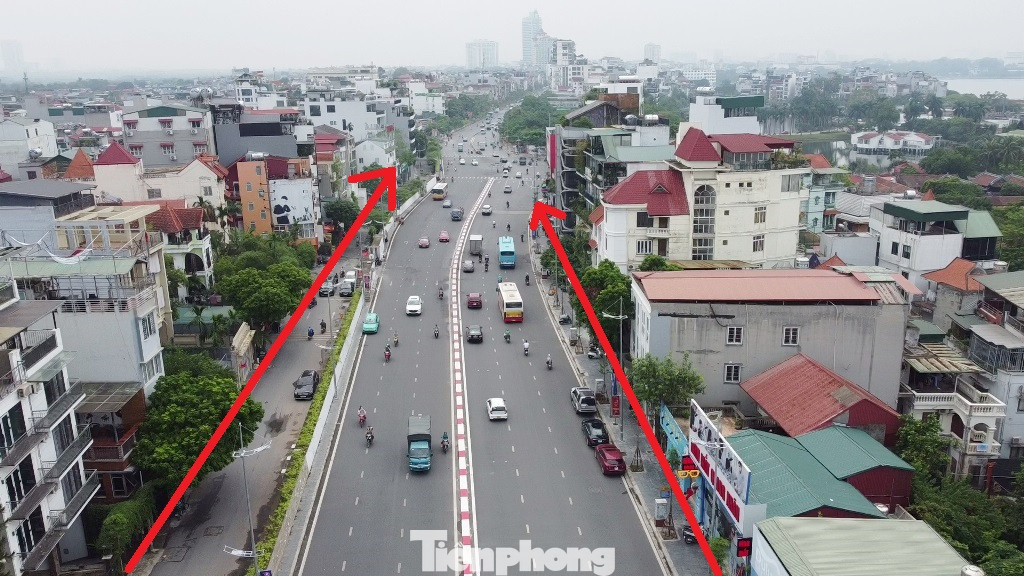 Ngoài tuyến đường chính với 2 chiều đường mỗi chiều rộng 3 làn xe, dự án còn làm đường dân sinh chạy song song hai bên để người dân sống 2 bên đường Nghi Tàm - Âu Cơ sinh hoạt, đi lại (mũi tên đỏ).