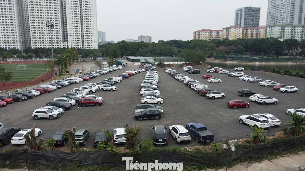 Cùng với đó, nhiều chủ xe chấp nhận mức phí cao, bị thu tiền không chứng từ để vào các bãi xe lậu ở các khu đất dự án đang chậm triển khai. Cùng với đó, nhiều chủ xe chấp nhận mức phí cao, bị thu tiền không chứng từ để vào các bãi xe lậu ở các khu đất dự án đang chậm triển khai.