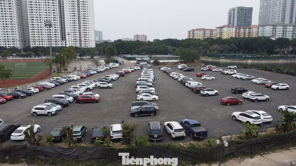 Cùng với đó, nhiều chủ xe chấp nhận mức phí cao, bị thu tiền không chứng từ để vào các bãi xe lậu ở các khu đất dự án đang chậm triển khai. Cùng với đó, nhiều chủ xe chấp nhận mức phí cao, bị thu tiền không chứng từ để vào các bãi xe lậu ở các khu đất dự án đang chậm triển khai.