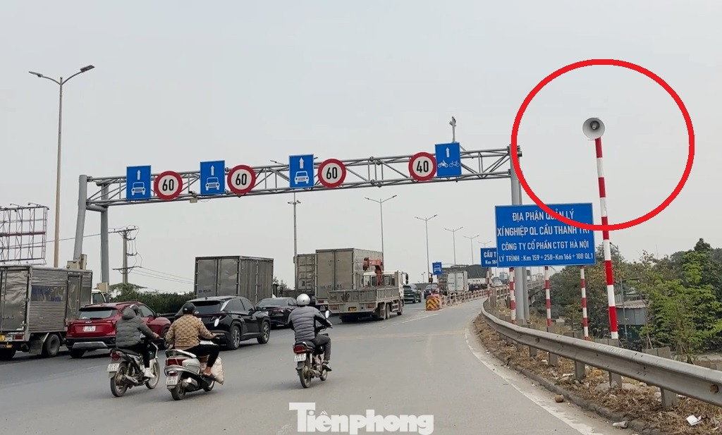 Ở chiều nội thành Hà Nội lên cầu Thanh Trì, hệ thống loa được dựng ngay đầu cầu, khu vực giá long môn treo các biển báo để bắt đầu lên các nhịp cầu chính.
