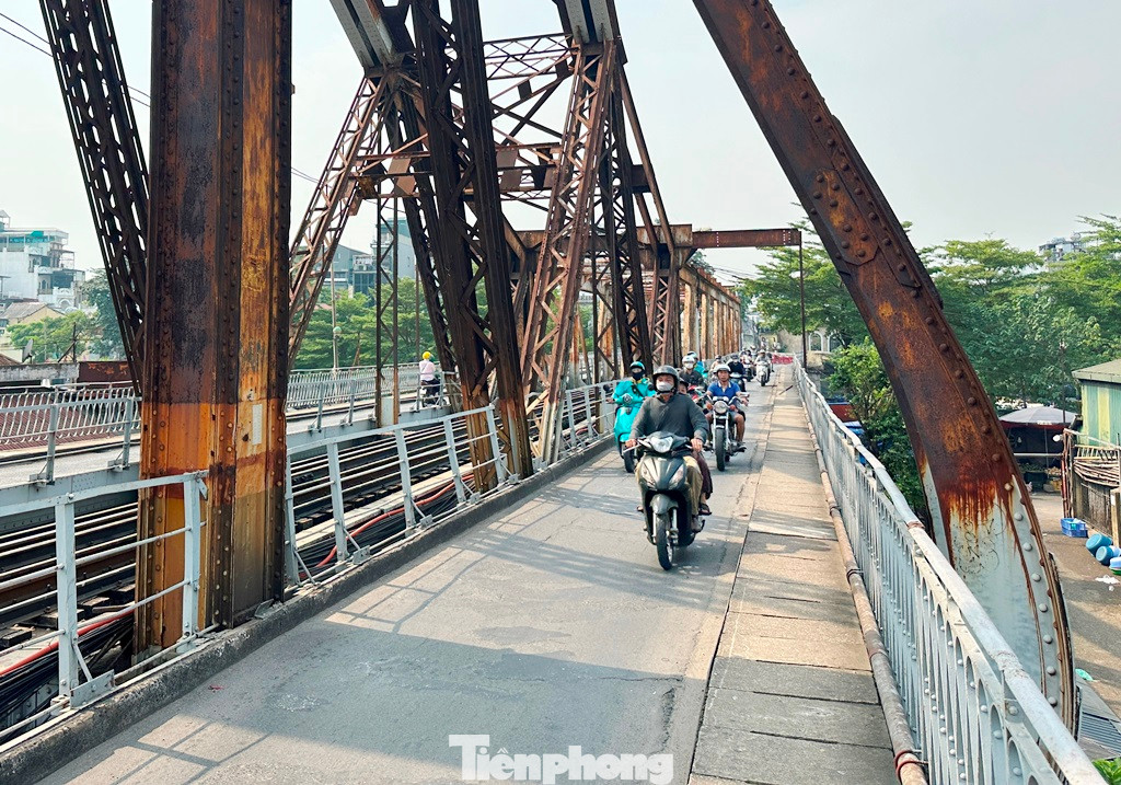 Tại một số giàn thép được sơn chống gỉ nhưng chỉ sơn ở phần tiếp giáp với thành cầu, còn lại toàn bộ giàn thép đan xen nhau, cao gần chục mét bên trên vẫn phủ một màu đen gỉ lâu ngày.